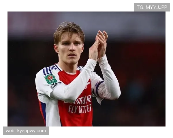 厄德高与B费战术角色分化：前插频率集中度与组织权依赖体系的对比分析